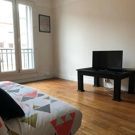 Le Relax شالو أو شُمْبانيِ